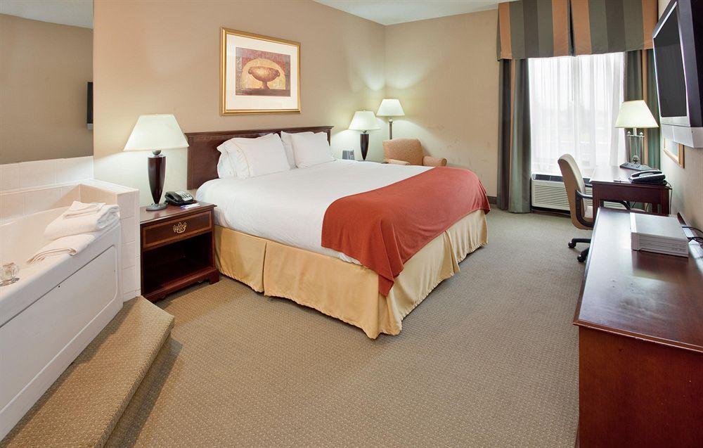 Holiday Inn Express Hotel Kansas City - Bonner Springs, An Ihg Hotel Room photo