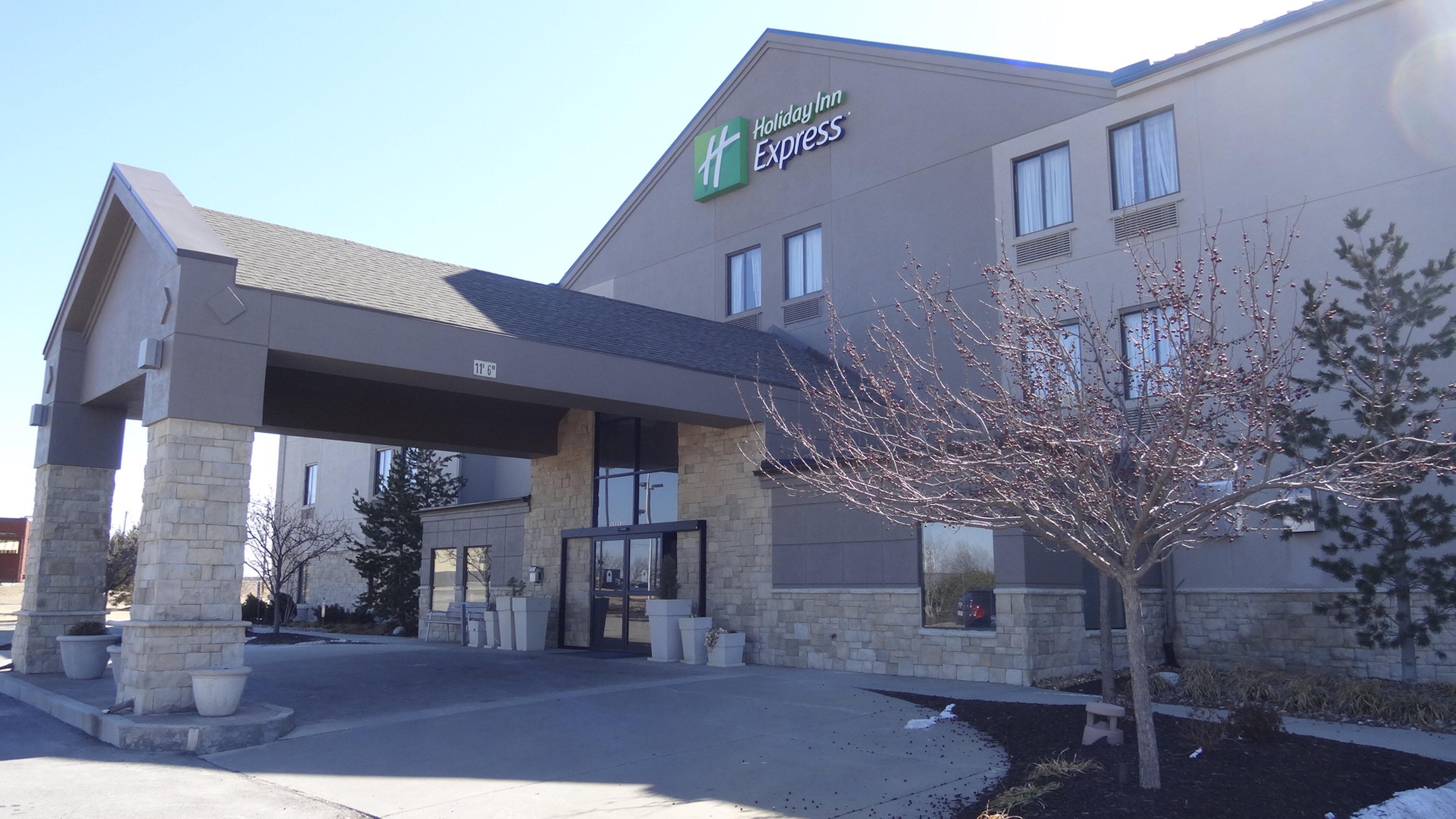 Holiday Inn Express Hotel Kansas City - Bonner Springs, An Ihg Hotel Exterior photo